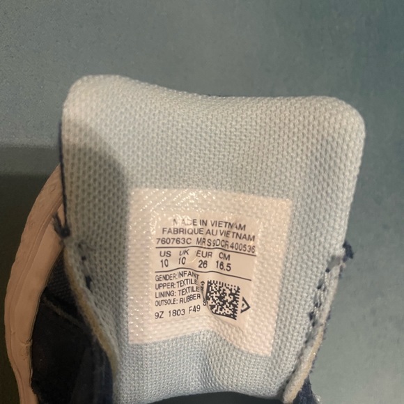 Toddler Converse low top toddler sneakers / size 10 US toddler - Picture 8 of 13